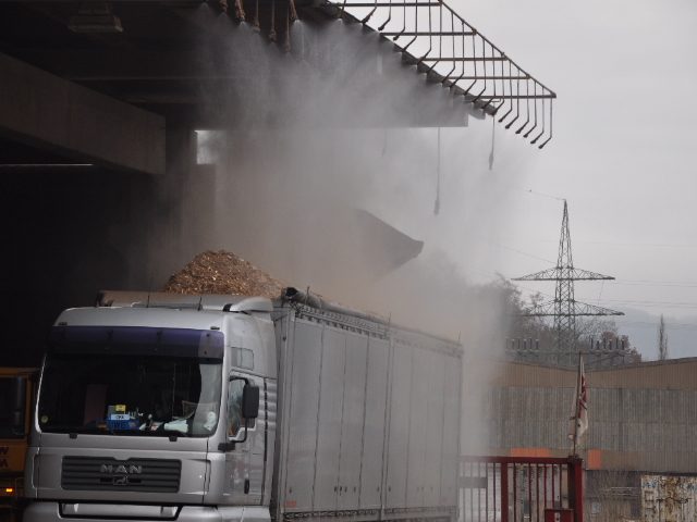 LKW bei der Beladung unter der Halle