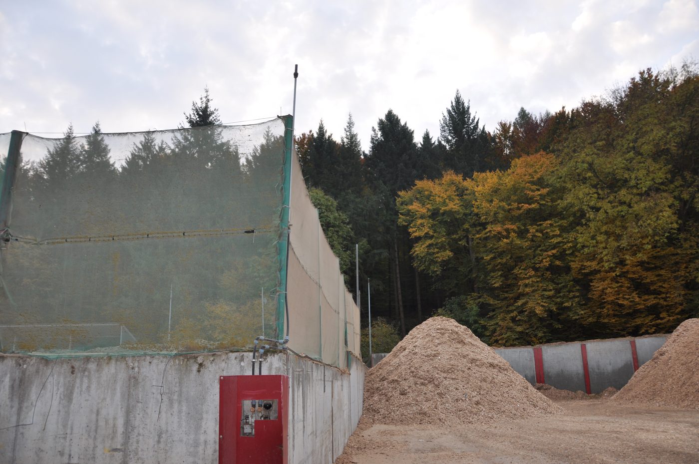 Lagerhalde mit aufbereitetem Holzhackgut