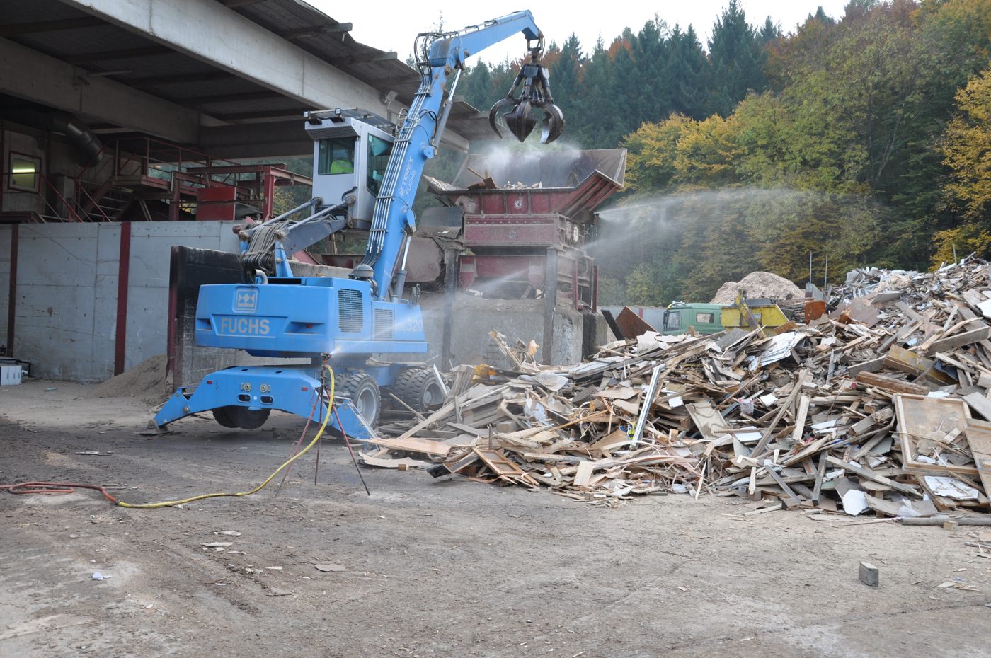 Umschlagbagger beschickt die Zerkleinerungsanlage